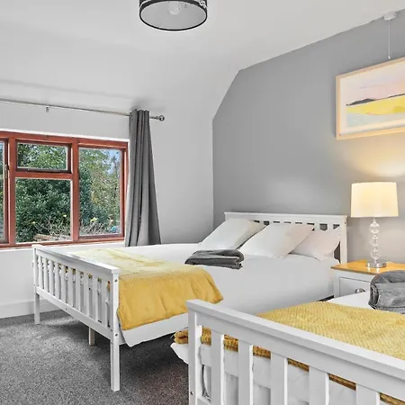 3 Bedroom Beautiful Home In The Heart Of Huntingdon, Bury Bury  Exterior photo