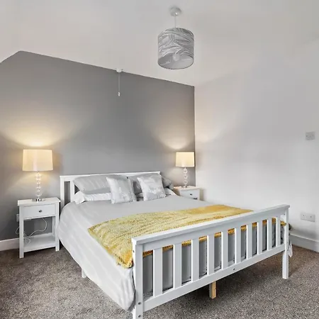 3 Bedroom Beautiful Home In The Heart Of Huntingdon, Bury Bury  Exterior photo