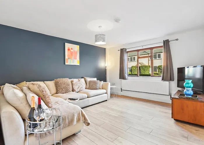 3 Bedroom Beautiful Home In The Heart Of Huntingdon, Bury
